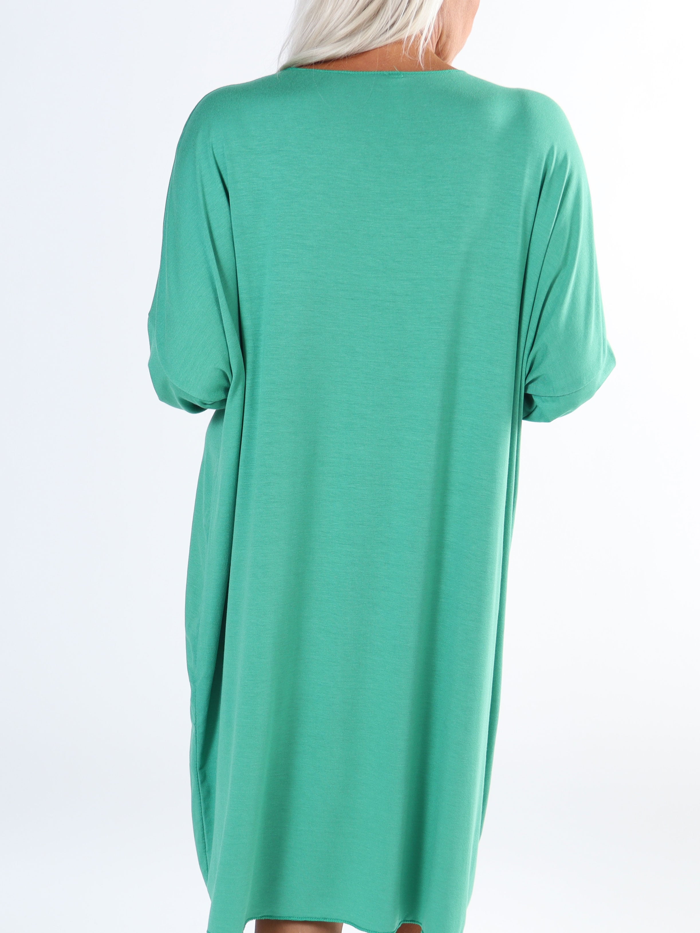 Vogue Long Sleeve - Langærmet plus size kjole i viskose med guld skrift